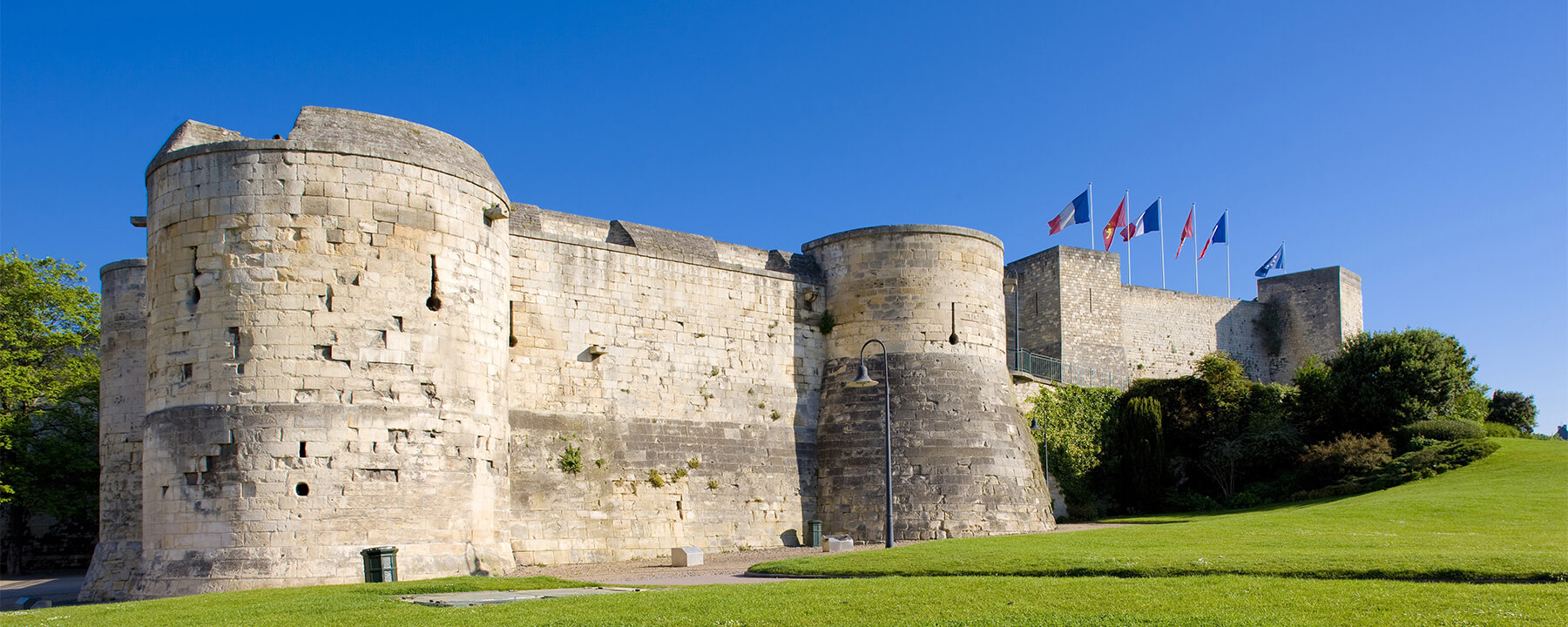 Die Burg von Wilhelm dem Eroberer, das Château de Caen, wurde im 11. Jahrhundert erbaut und diente sowohl als Festung als auch als Residenz