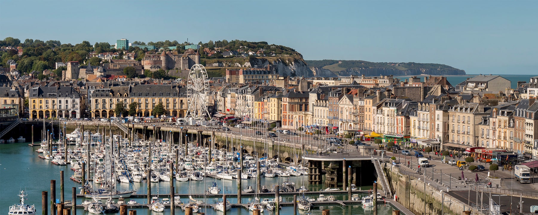 Der Hafen von Dieppe ist einer der ältesten Tiefwasserhäfen Frankreichs und bildet das maritime Herz der Stadt, in dem Fischerboote, Fracht- und Fährverkehr sowie Yachten zusammentreffen