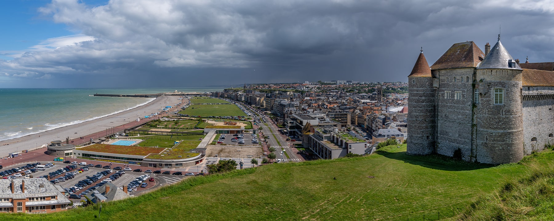 Dieppe liegt an der Küste des Ärmelkanals in der Normandie und ist eingebettet zwischen steilen Kreideklippen und einem lebhaften Hafen