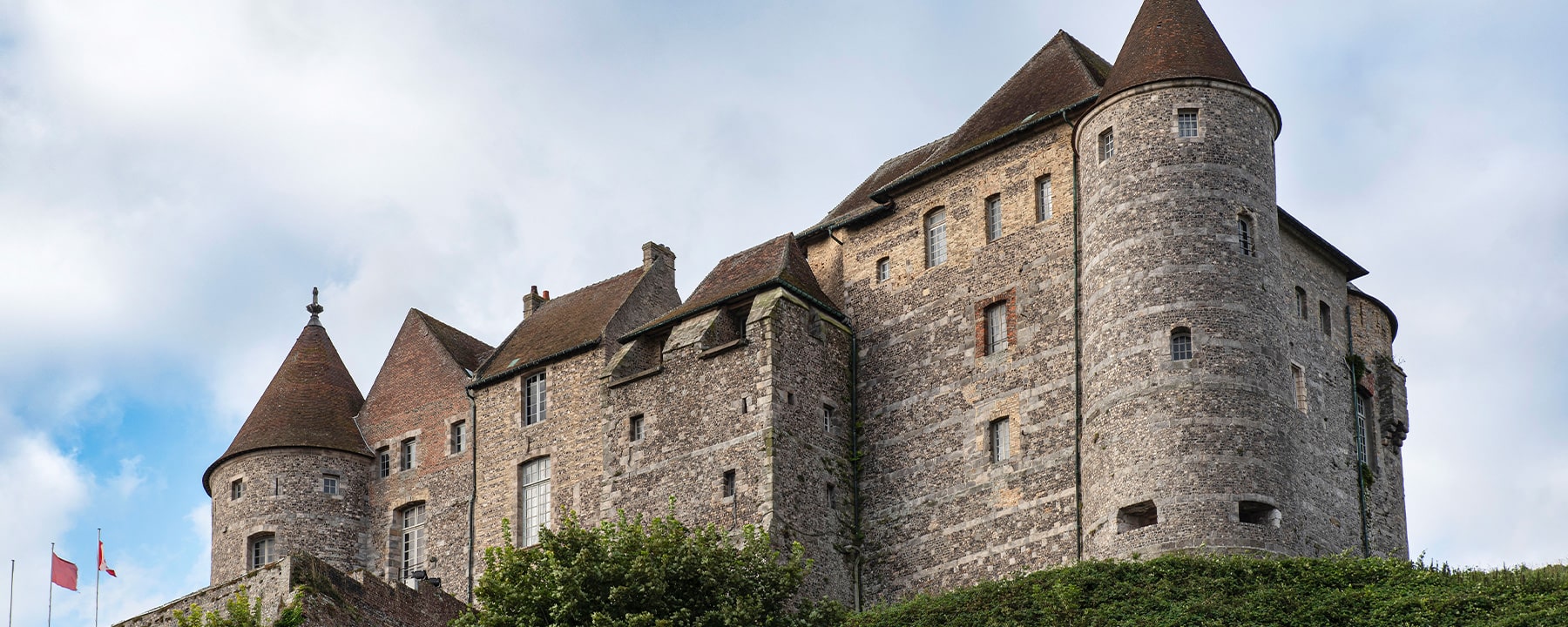 Die Burg von Dieppe, hoch über der Stadt auf den Klippen gelegen, stammt aus dem 15. Jahrhundert und beherbergt heute ein Museum, das die maritime Geschichte sowie Kunst und Elfenbeinschnitzereien der Region zeigt