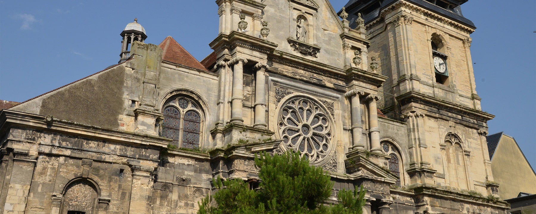 Die Église Saint-Jacques in Dieppe, eine gotische Kirche aus dem 12. Jahrhundert, beeindruckt mit kunstvollen Buntglasfenstern und detailreichen Skulpturen, die ihre lange Geschichte widerspiegeln