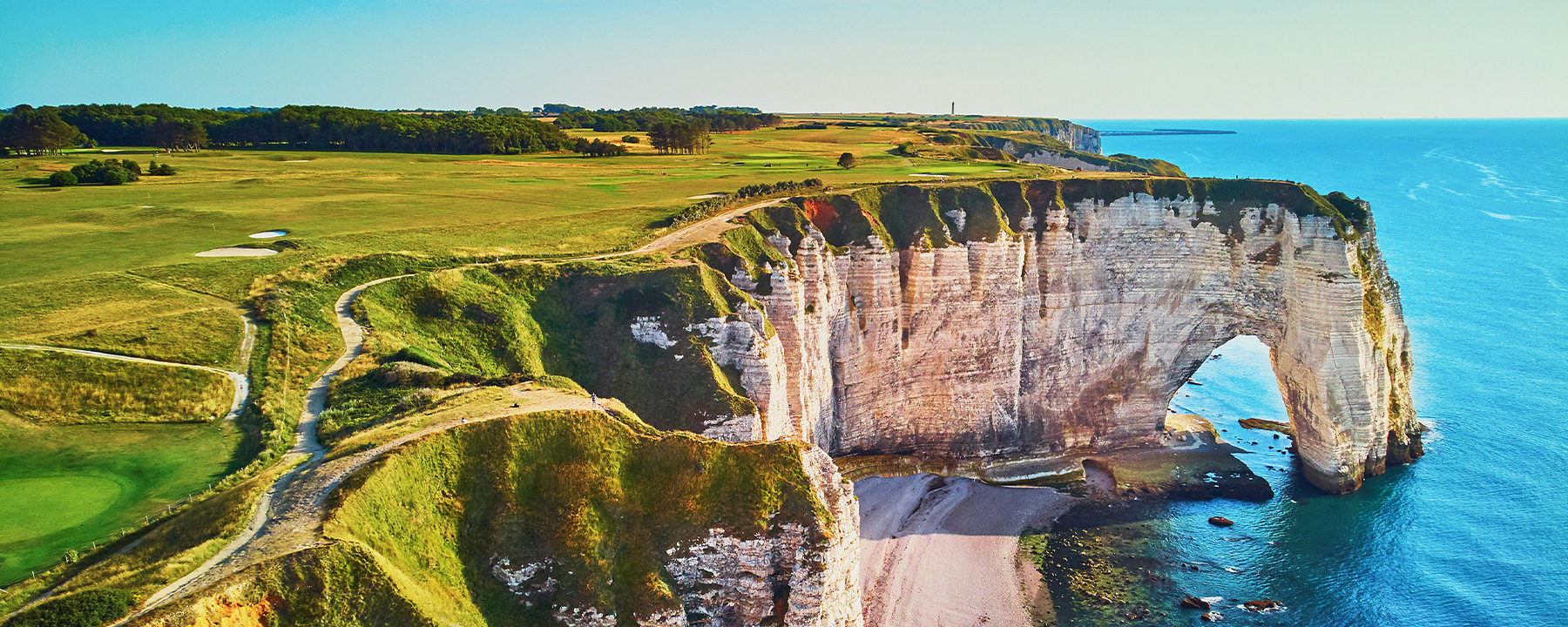 Der Golfplatz von Étretat liegt hoch über den Klippen und bietet dir eine der spektakulärsten Aussichten, die du beim Golfspielen erleben kannst