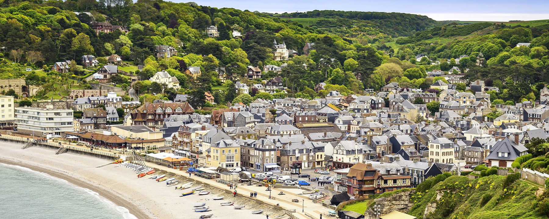 Étretat hat einen charmanten, fast zeitlosen Charakter, mit seinen engen Gassen, traditionellen Fachwerkhäusern und gemütlichen Restaurants