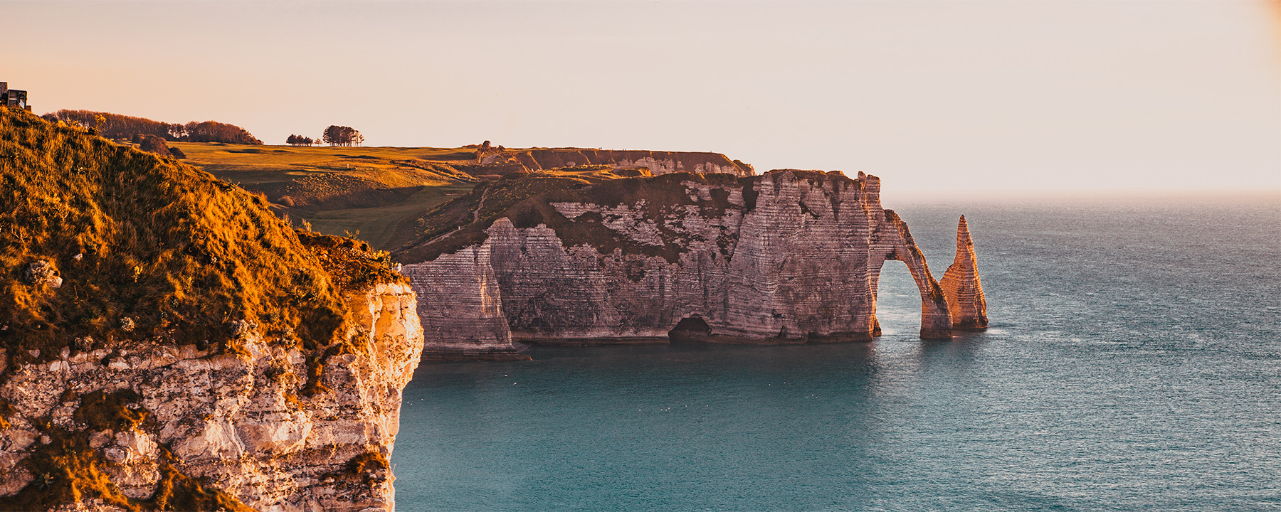 Étretat beeindruckt mit spektakulären Klippen und den berühmten Felsbögen