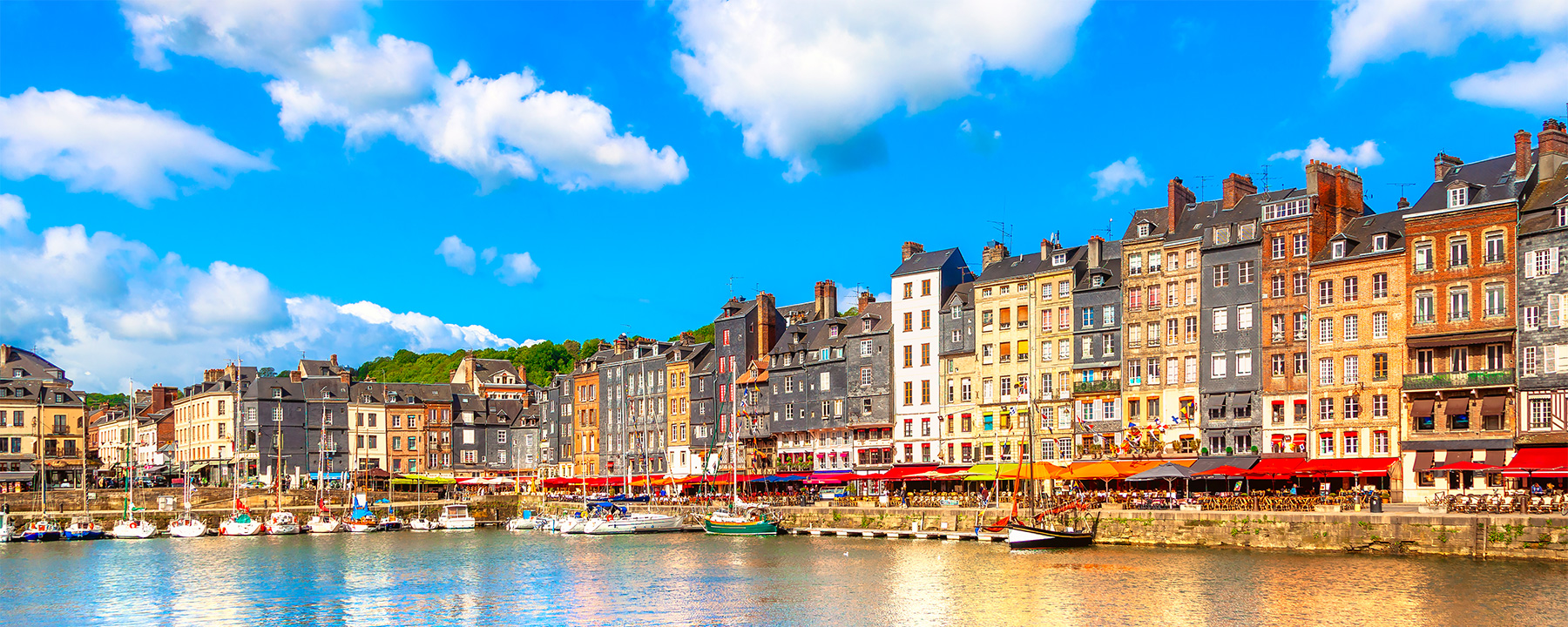 Honfleur ist ein historischer Hafenort und bekannt für seine gut erhaltenen Fachwerkhäuser, den alten Hafen und seine reiche künstlerische Vergangenheit, die Künstler wie Claude Monet inspiriert hat