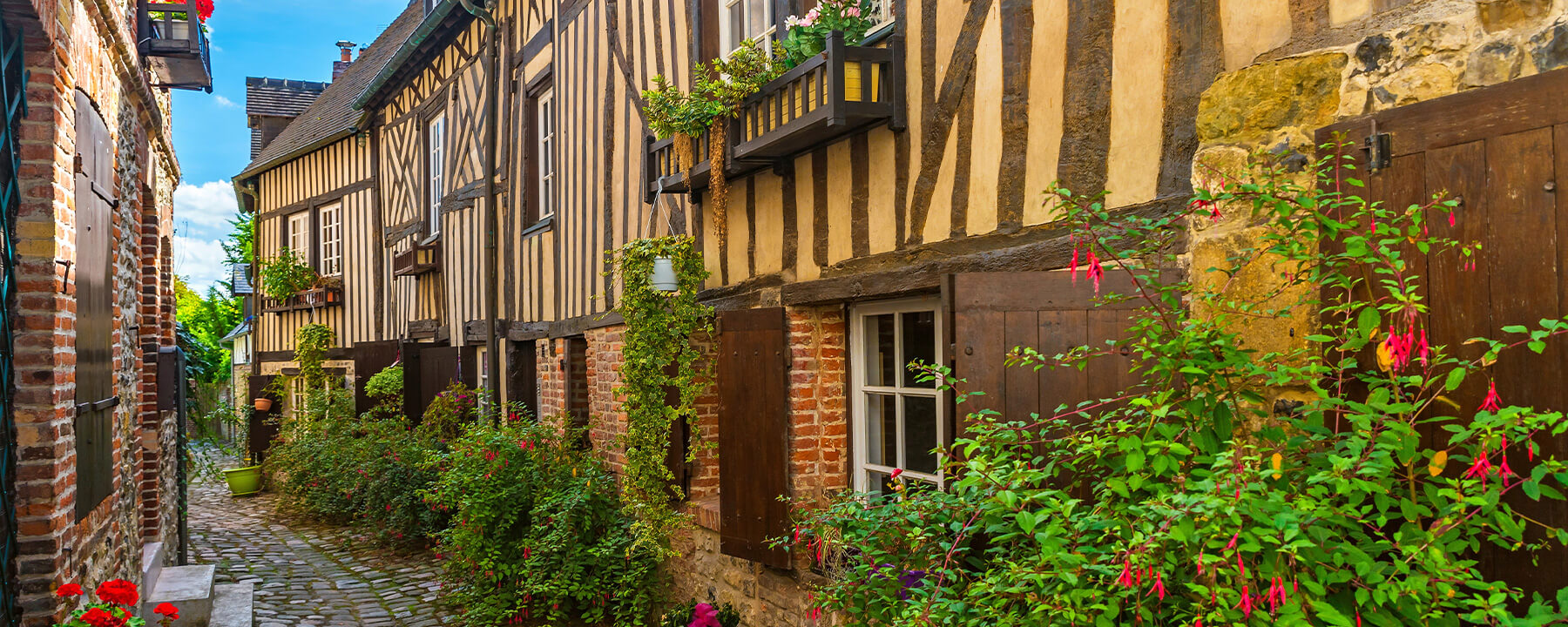 Die Altstadt von Honfleur zeichnet sich durch enge, kopfsteingepflasterte Gassen, historische Fachwerkhäuser und eine charmante Atmosphäre aus