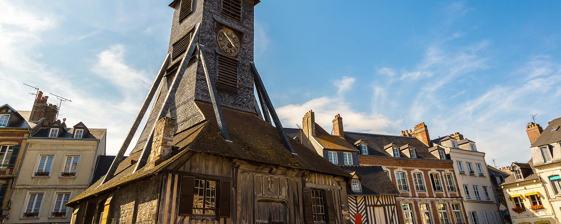 Die Église Sainte-Catherine ist die größte erhaltene Holzkirche Frankreichs, die im 15. Jahrhundert von Schiffsbauern erbaut wurde und deren Decke an den umgedrehten Rumpf eines Schiffes erinnert