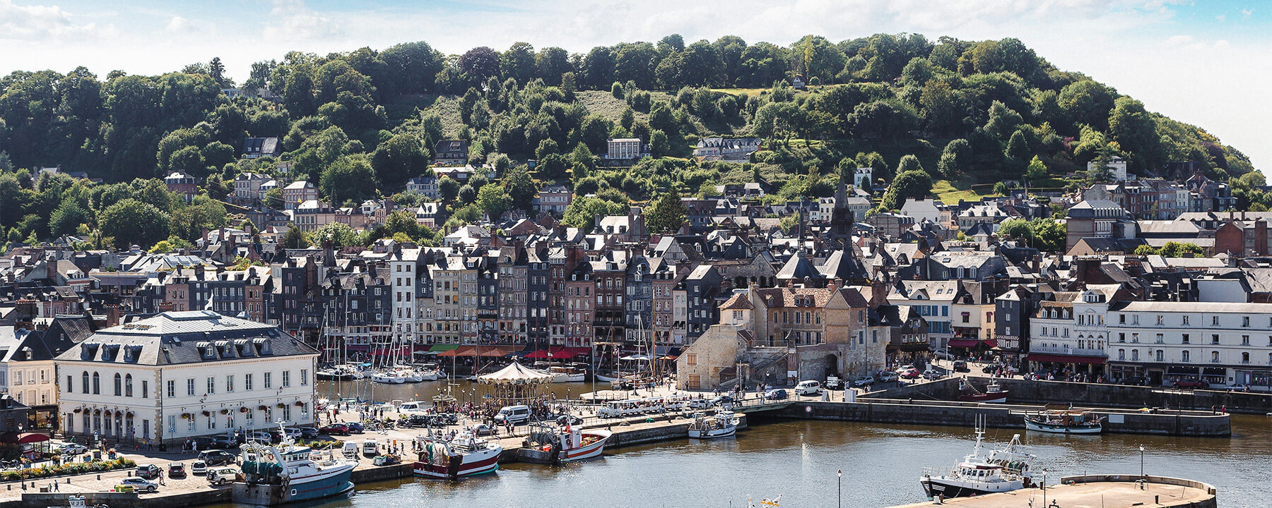 Honfleur liegt an der Mündung der Seine, nur wenige Kilometer von der Pont de Normandie entfernt, welche die Stadt mit Le Havre verbindet