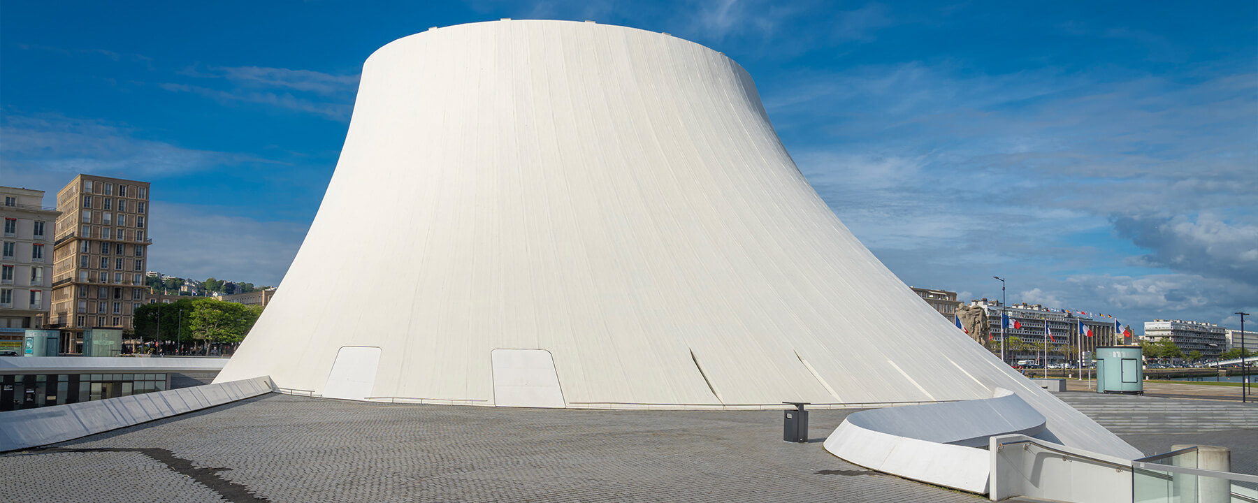 Le Volcan, entworfen vom brasilianischen Architekten Oscar Niemeyer, ist ein ikonisches Kulturzentrum mit seiner markanten, kegelartigen Form, das zwei Theater und eine Mediathek beherbergt