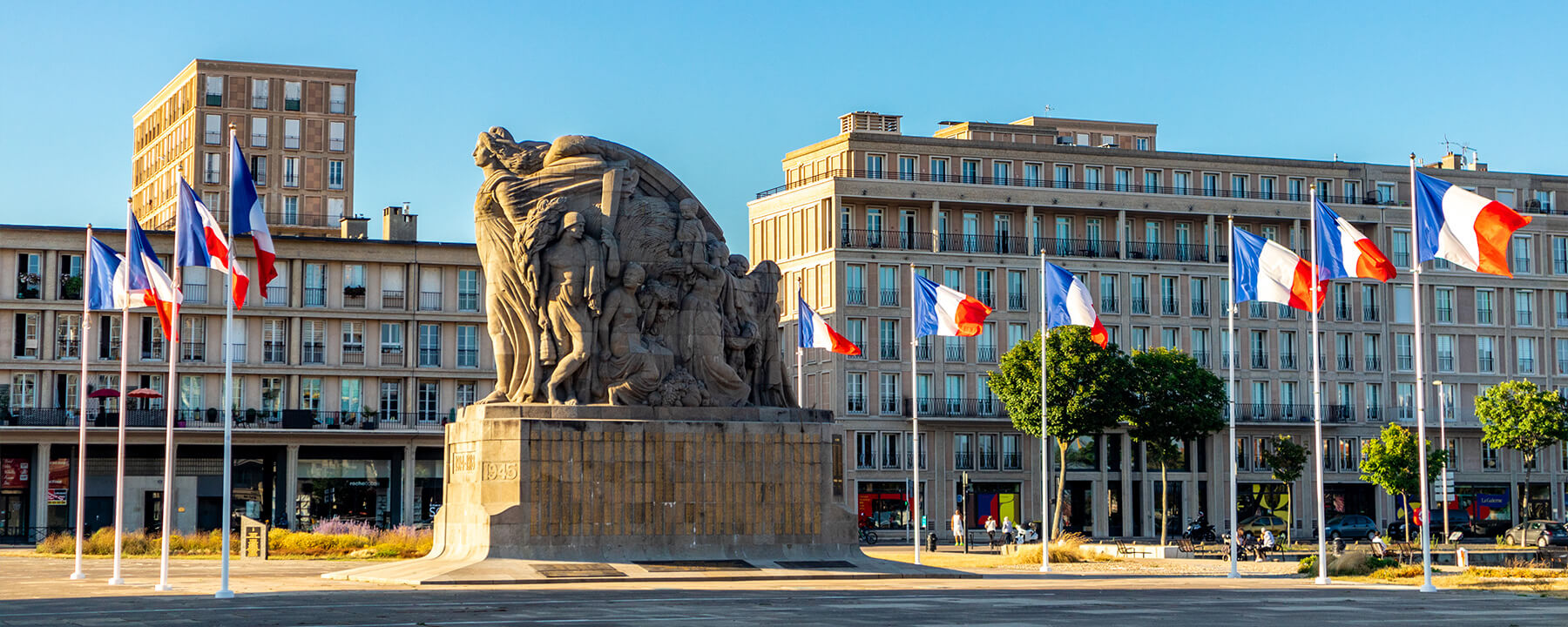 Le Havre ist bekannt für seine markante Nachkriegsarchitektur, die von dem Architekten Auguste Perret entworfen wurde, der die Stadt nach der fast vollständigen Zerstörung im Zweiten Weltkrieg mit modernen, geometrischen Betonbauten wiederaufbaute, die 2005 zum UNESCO-Weltkulturerbe ernannt wurden