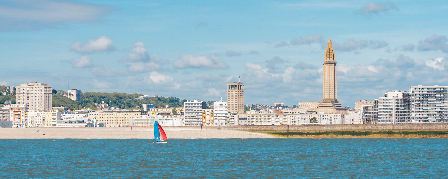 Le Havre liegt direkt an der Mündung der Seine in den Ärmelkanal und ist einer der größten Häfen Frankreichs sowie ein UNESCO-Weltkulturerbe aufgrund seiner Nachkriegsarchitektur, die von Auguste Perret gestaltet wurde