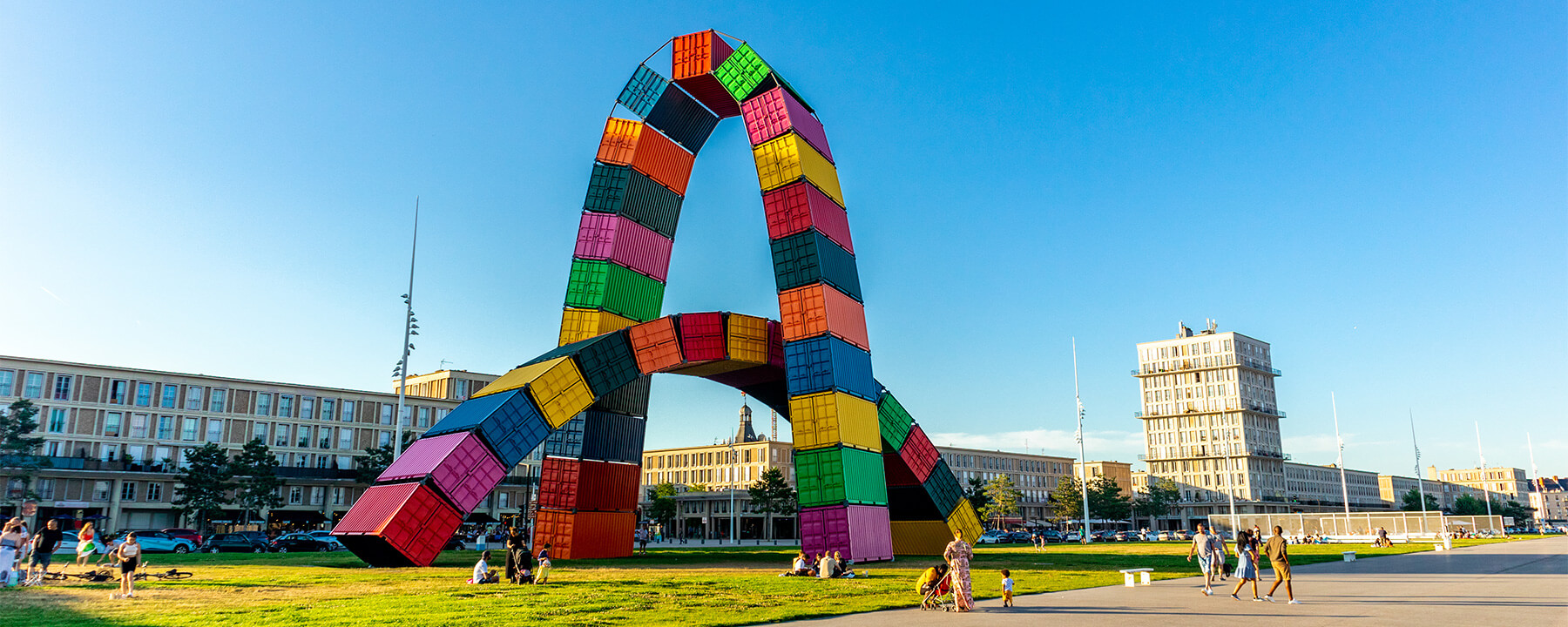 Die Catène de Containers ist eine farbenfrohe Kunstinstallation in Le Havre, die aus übereinander gestapelten Schiffscontainern besteht und 2017 zum 500-jährigen Jubiläum der Stadt errichtet wurde