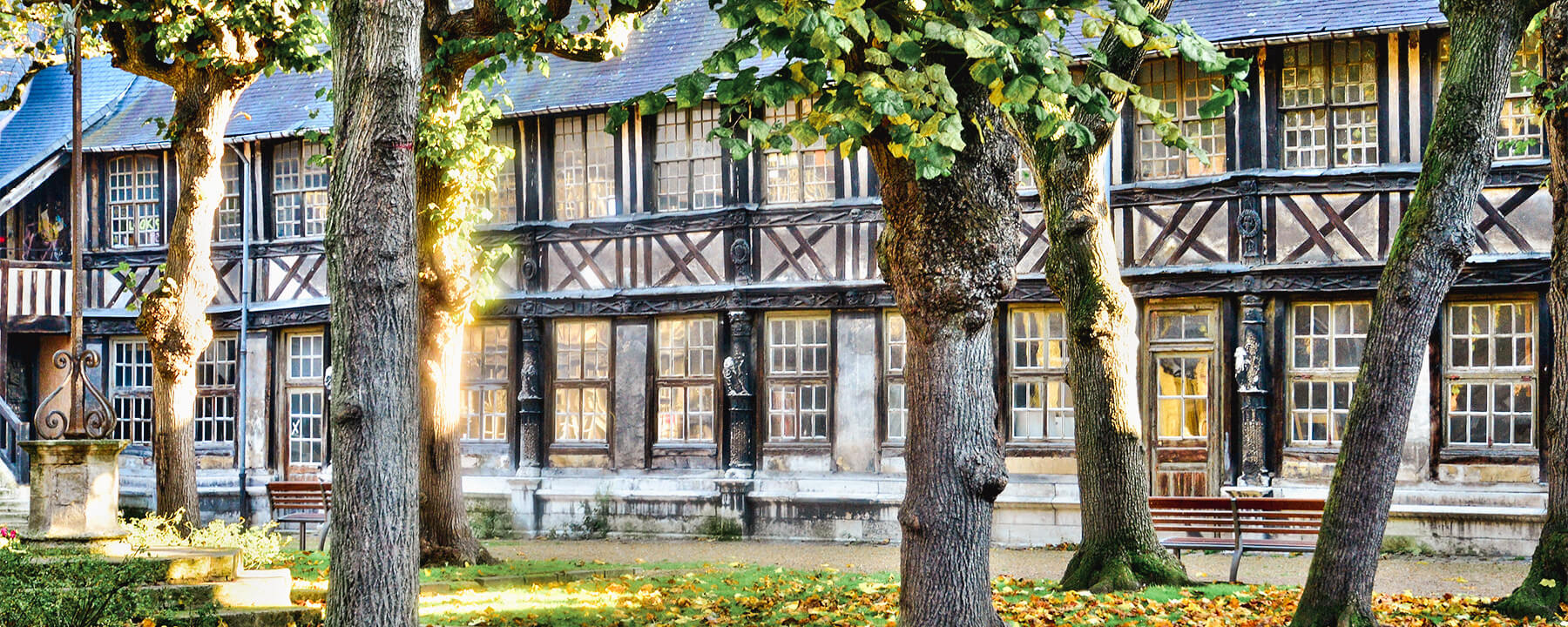 Das Aître Saint-Maclou in Rouen ist ein ehemaliges Beinhaus aus dem 16. Jahrhundert, das ursprünglich als Friedhof während der Pestepidemie genutzt wurde und heute durch seine faszinierenden Holzschnitzereien von Totenköpfen und Knochen an die dunkle Vergangenheit erinnert