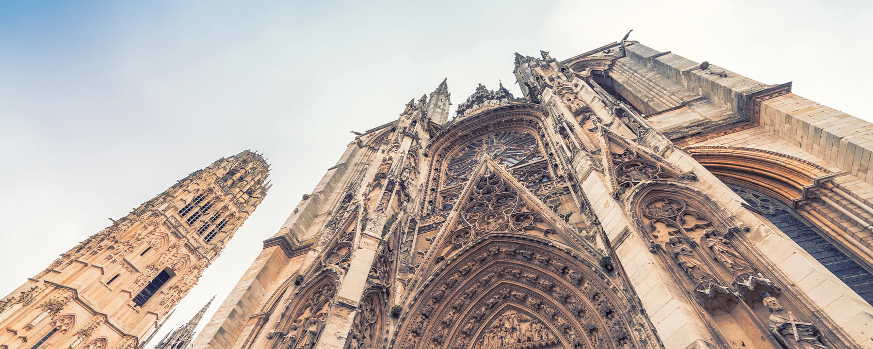 Die Kathedrale von Rouen beeindruckt mit ihrem imposanten Turm, der mit 151 Metern der höchste Kirchturm des Landes ist, und spielte eine zentrale Rolle in den Gemälden von Claude Monet, der sie in verschiedenen Lichtstimmungen festhielt