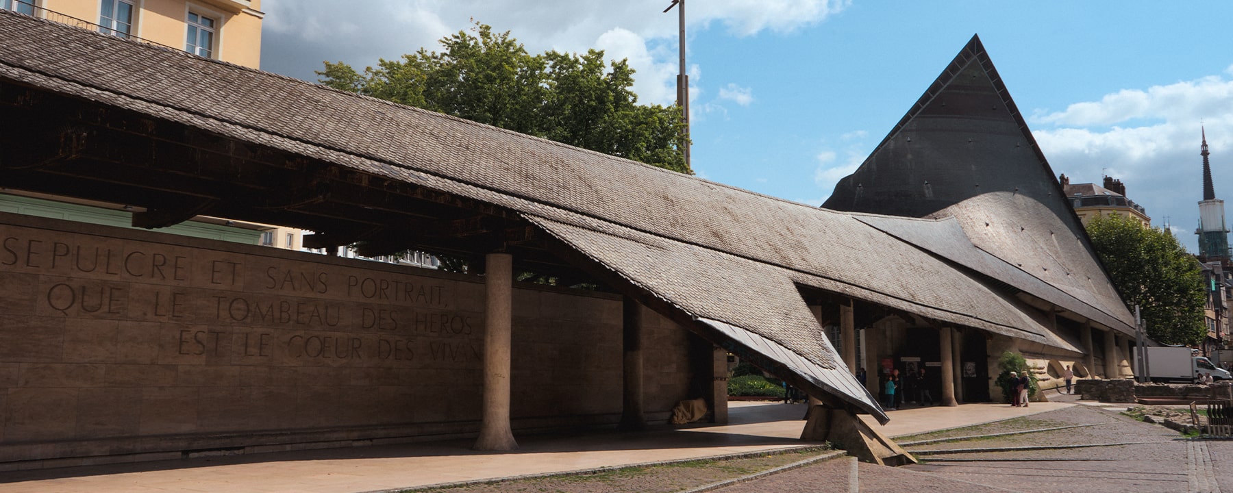 Die Kirche Saint Joan in Rouen beeindruckt mit ihrer Architektur und einzigartigen Buntglasfenstern, die ursprünglich aus einer zerstörten Kirche stammen und Szenen aus dem Leben der Heiligen darstellen