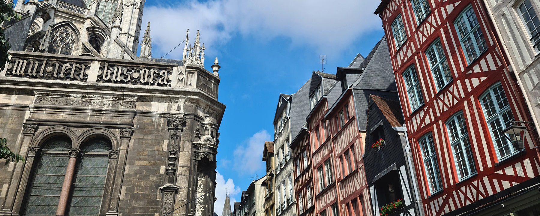 Das Historial Jeanne d'Arc befindet sich im Herzen von Rouen, in einem historischen Gebäude neben der Kathedrale, und bietet eine multimediale Ausstellung über das Leben und den Prozess der französischen Nationalheldin