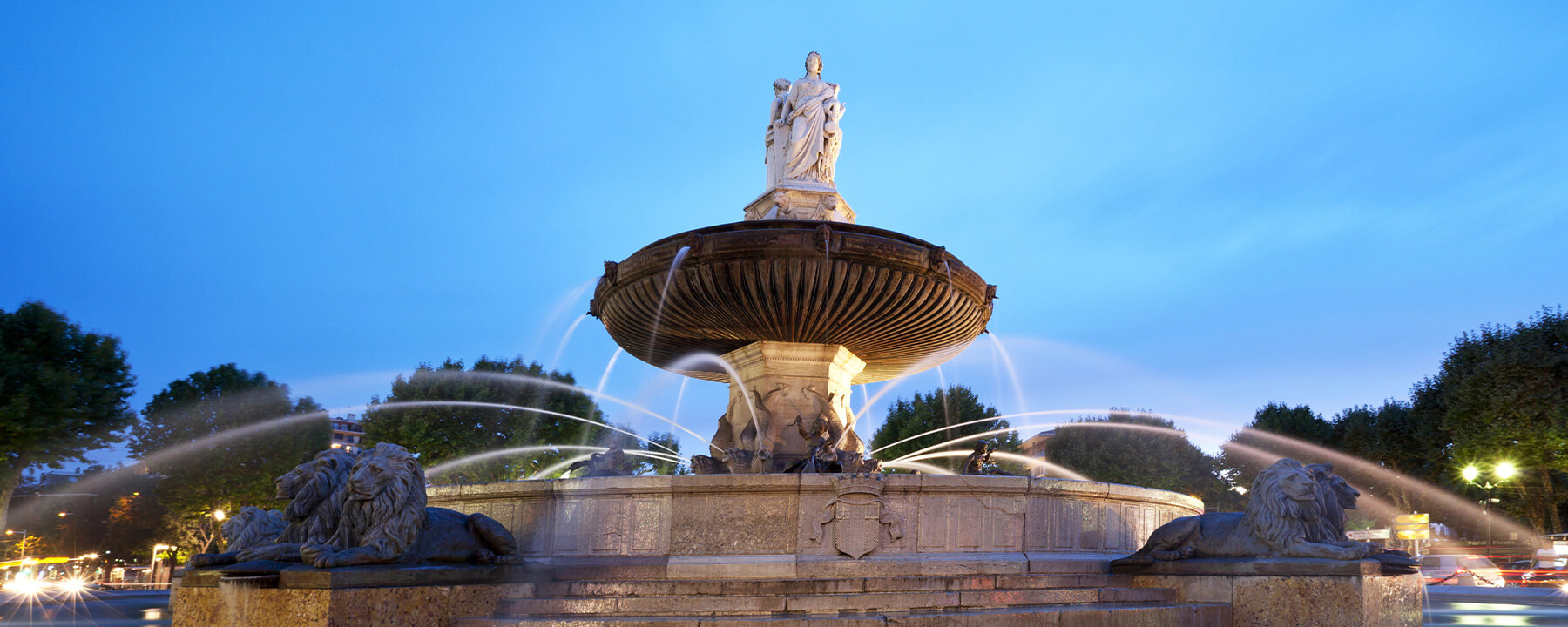 La Rotonde ist ein imposanter Brunnen im Zentrum von Aix-en-Provence, der 1860 erbaut wurde und am westlichen Ende des Cours Mirabeau steht