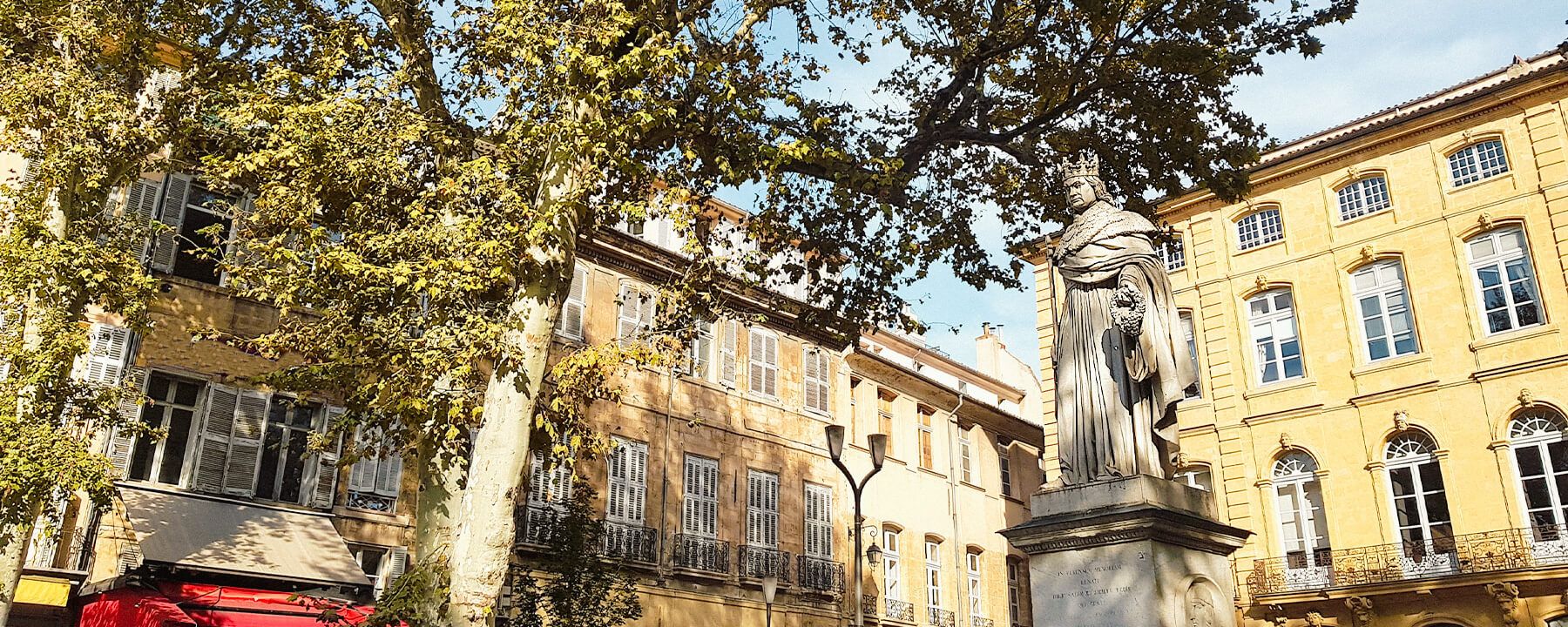 Aix-en-Provence ist bekannt für den Cours Mirabeau, eine breite, von Platanen gesäumte Hauptstraße, die das historische Zentrum mit dem modernen Teil der Stadt verbindet