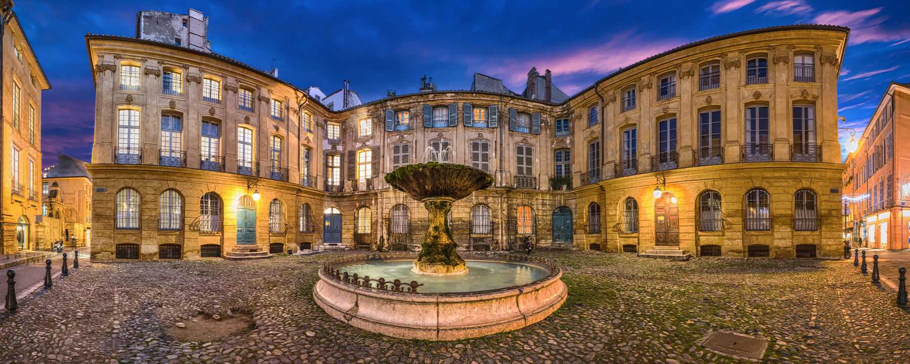 Der Place d'Albertas in Aix-en-Provence ist ein beliebtes Fotomotiv, da sein barocker Stil mit eleganten Fassaden und dem zentralen Brunnen inmitten eines symmetrischen Platzes eine besonders ästhetische Kulisse bietet