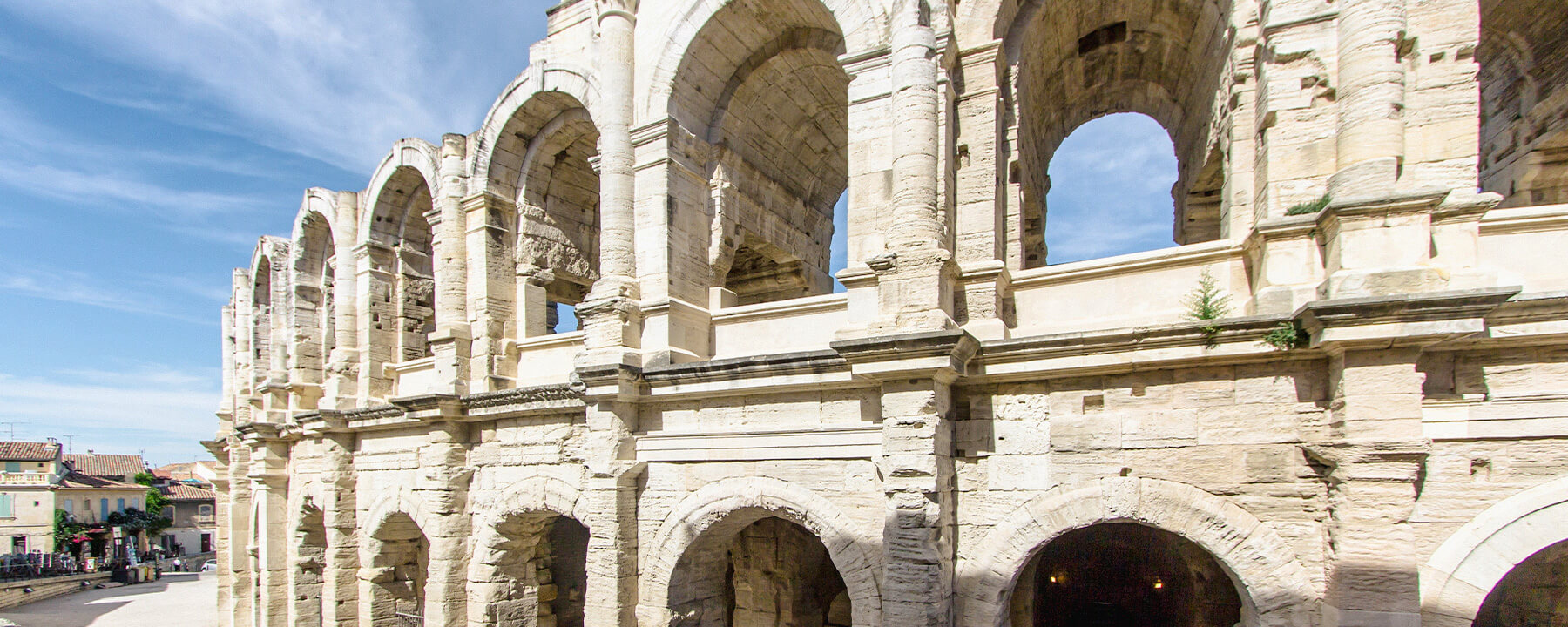 Arles ist eine mediterrane Stadt, die für ihre gut erhaltene römische Arena bekannt ist, ein Amphitheater aus dem 1. Jahrhundert, das noch heute für kulturelle Veranstaltungen und Stierkämpfe genutzt wird