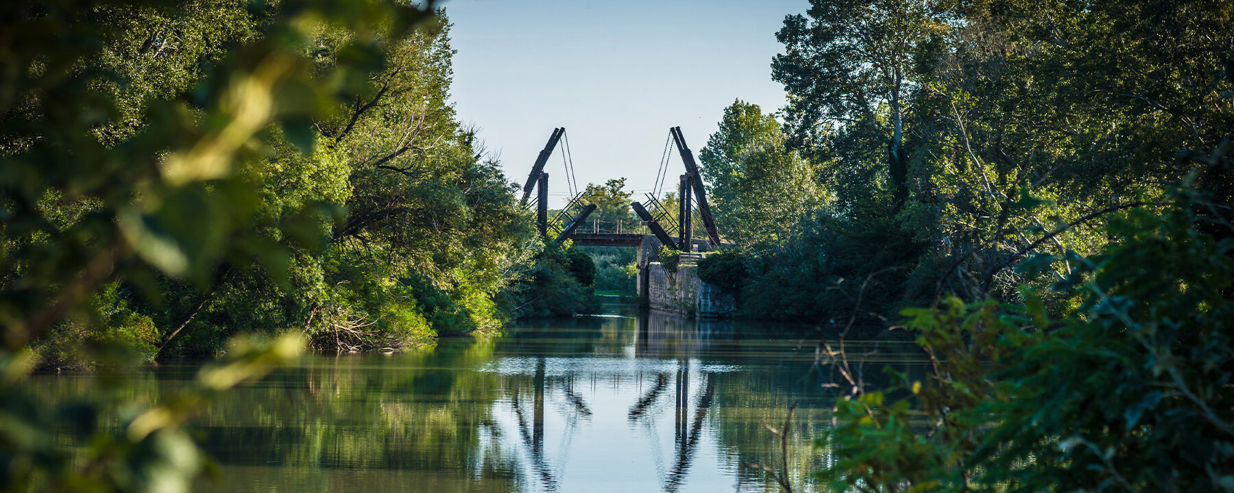 Die Pont de Langlois, eine kleine Zugbrücke nahe Arles, wurde durch Vincent van Gogh berühmt, der sie in mehreren seiner Gemälde verewigte und ihre ruhige, ländliche Umgebung als Inspiration nutzte