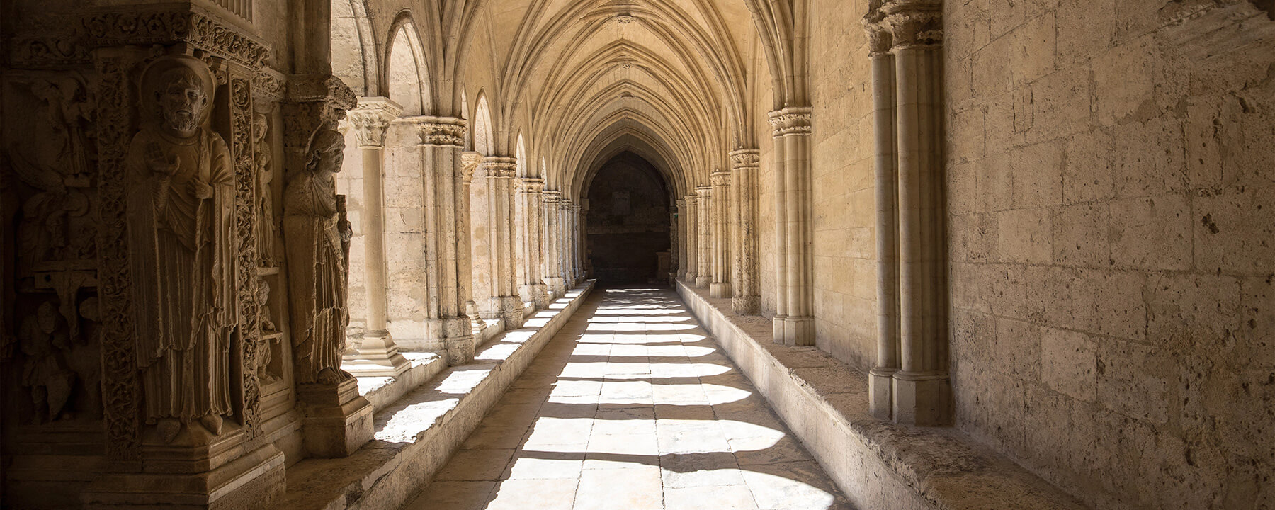 Der Cloître Saint-Trophime in Arles ist ein eindrucksvolles Beispiel romanischer Architektur, dessen kunstvoll geschnitzte Säulen biblische Szenen darstellen und eine ruhige Atmosphäre im Herzen der Stadt schaffen