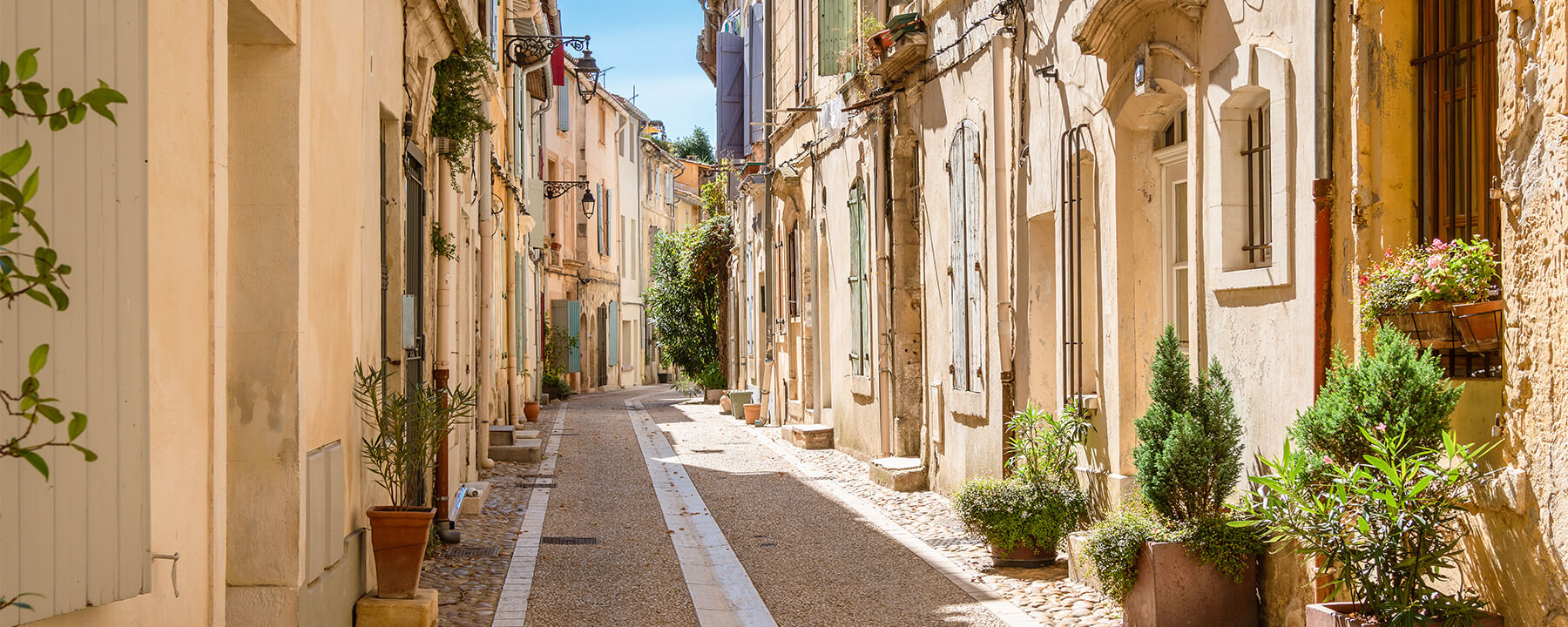 Die Altstadt von Arles besticht durch ihre engen Gassen, historischen Gebäude und römischen Überreste, die ein lebendiges Zeugnis der jahrtausendealten Geschichte der Stadt darstellen