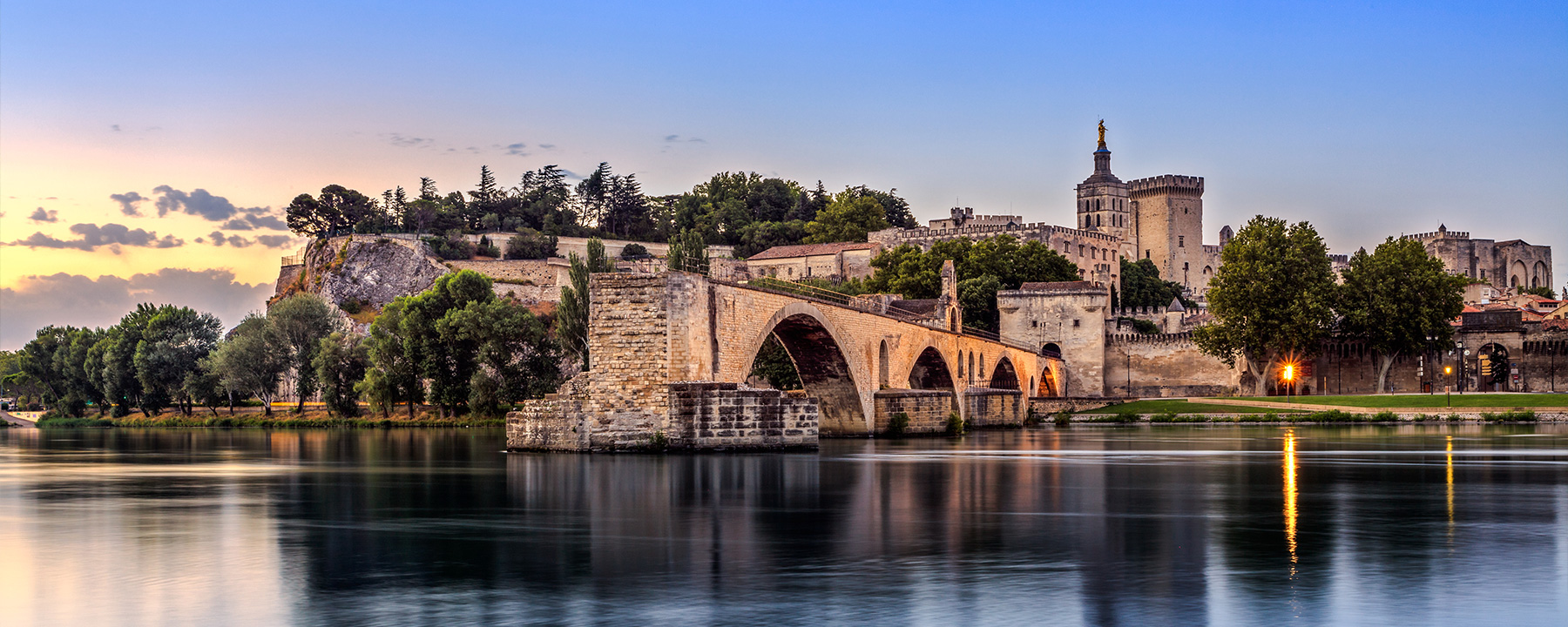 Die Pont Saint-Bénézet, auch als Pont d'Avignon bekannt, ist das berühmte Wahrzeichen von Avignon