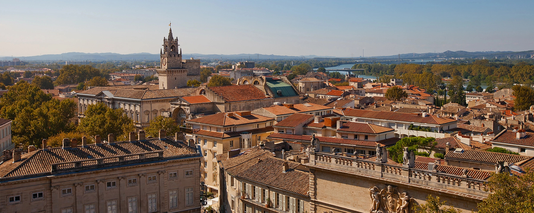 Die Altstadt von Avignon ist ein Labyrinth aus verwinkelten Gassen und charmanten Plätzen