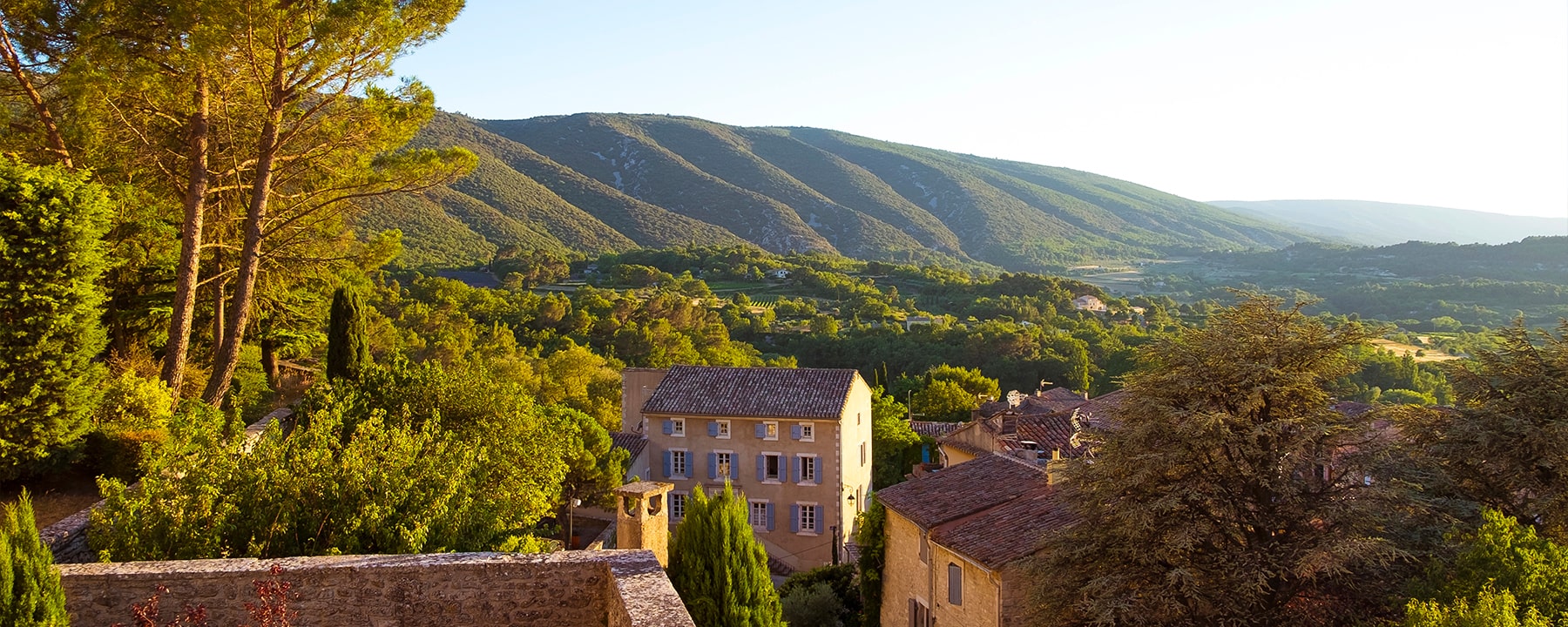 Bonnieux liegt im Herzen des Luberon-Massivs, umgeben von weiten Weinbergen und Lavendelfeldern, und bietet spektakuläre Ausblicke auf die hügelige Landschaft der Provence