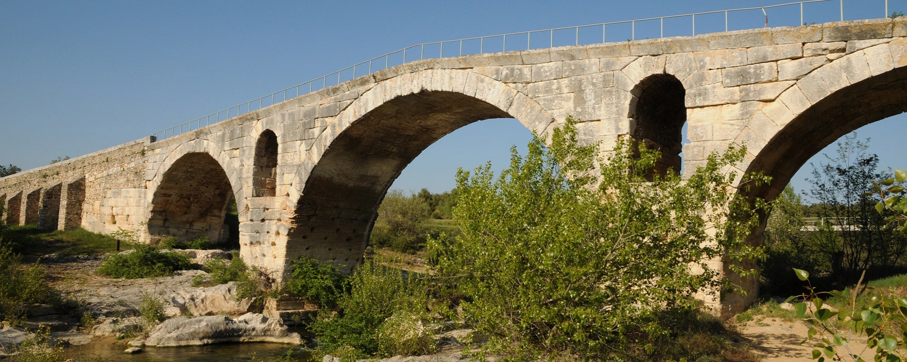 Die Pont Julien, eine römische Steinbrücke aus dem 3. Jahrhundert v. Chr., überspannt den Fluss Calavon nahe Bonnieux und ist ein eindrucksvolles Beispiel römischer Ingenieurskunst