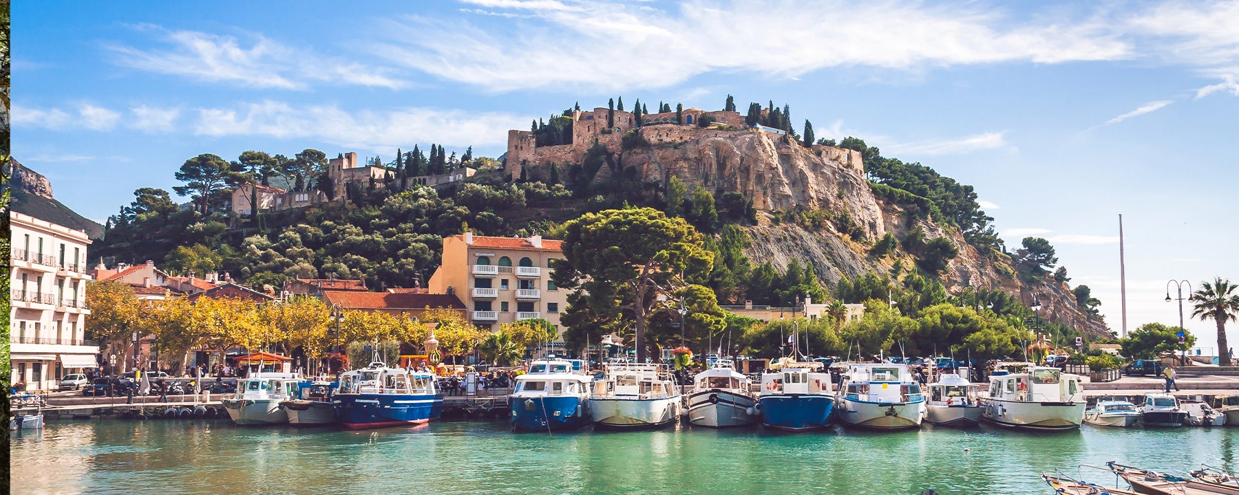 Das Château de Cassis, eine historische Festung aus dem 13. Jahrhundert, thront majestätisch über der Stadt und bietet einen beeindruckenden Blick auf den Hafen und das Mittelmeer