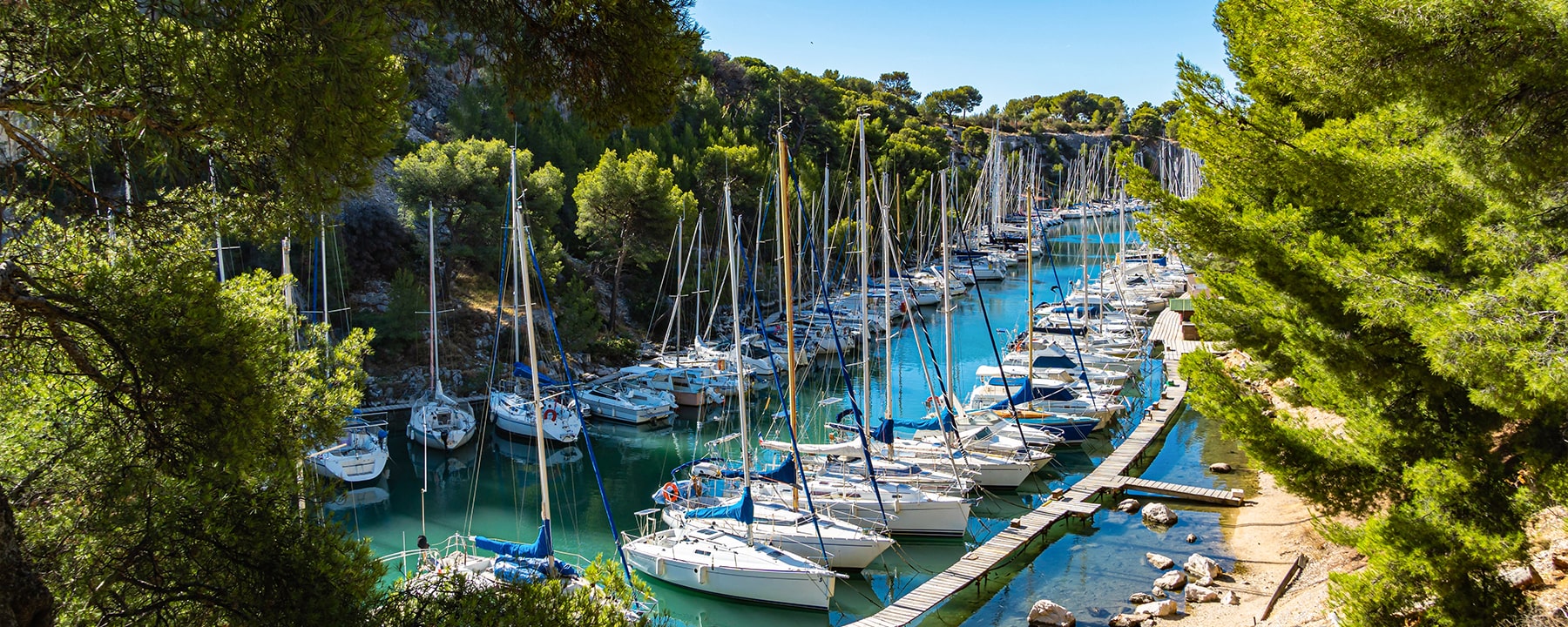 Die Calanques bei Cassis sind eine spektakuläre Reihe von felsigen Buchten mit türkisfarbenem Wasser und steilen Kalksteinfelsen, die zu Wanderungen und Bootstouren einladen