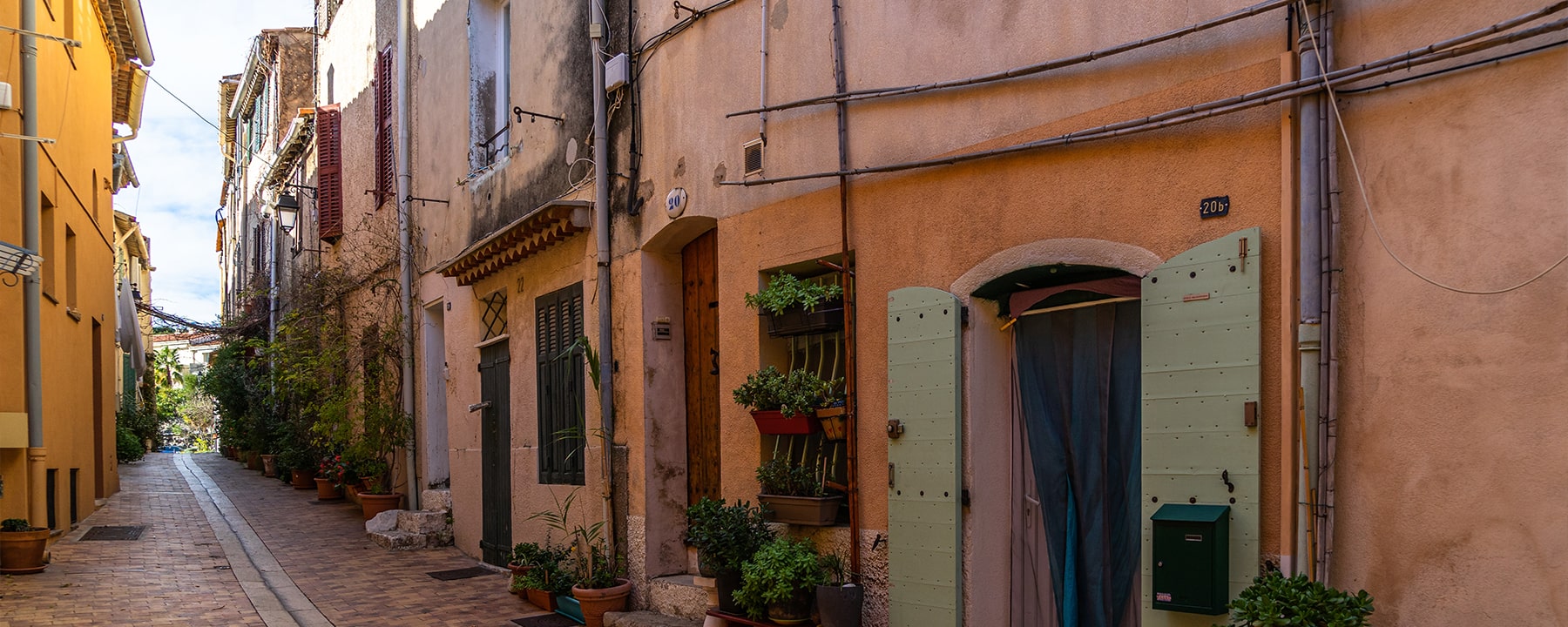 Die Altstadt von Cassis besticht durch ihre engen, gepflasterten Gassen, farbenfrohen Häuserfassaden und charmanten kleinen Geschäfte, die den typischen Charakter der Provence widerspiegeln