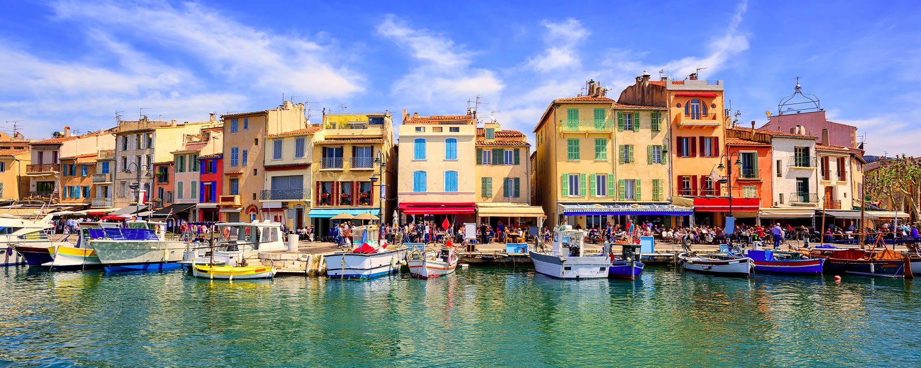 Cassis ist ein charmantes Küstendorf, dessen Hafen mit seinen bunten Fischerbooten und lebhaften Cafés das pulsierende Herz des Ortes bildet