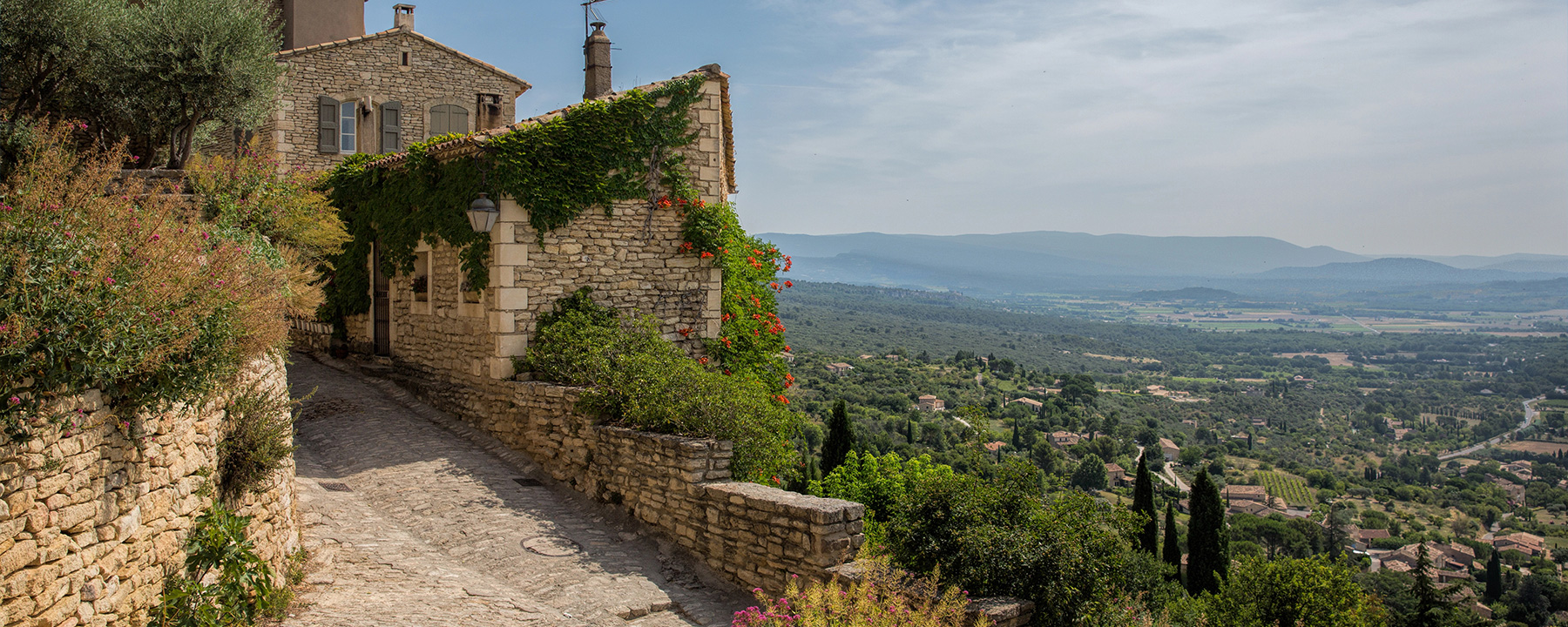 Gordes bietet aus den verwinkelten Gassen eindrucksvolle Panoramablicke auf die hügelige Landschaft