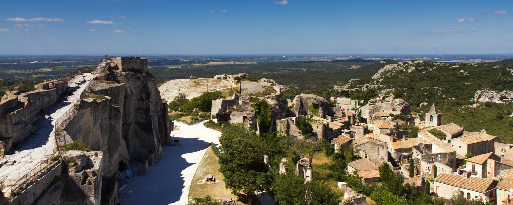 Die imposanten Überreste der Burg von Les Baux-de-Provence bilden das Herz des Dorfes und erzählen von seiner glanzvollen Vergangenheit