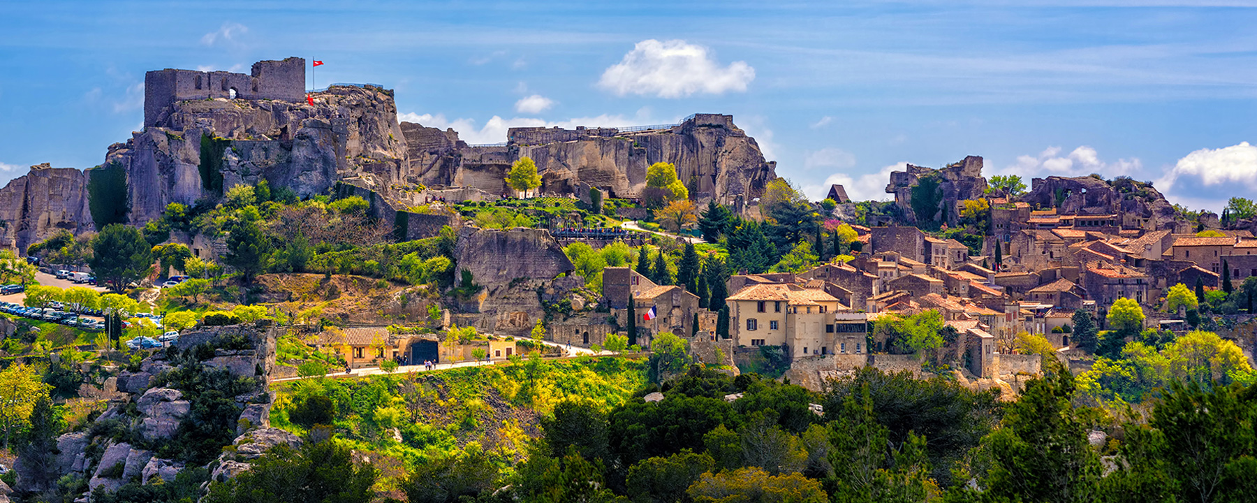 Les Baux-de-Provence thront auf einem Felsplateau im Herzen der kleine Gebirgskette Alpilles