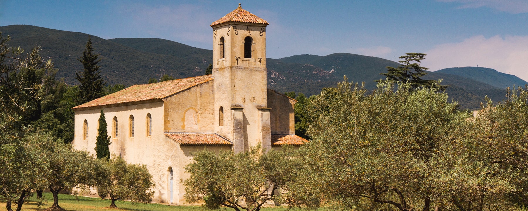 Lourmarin liegt am südlichen Rand des Luberon-Gebirges in der Provence und bietet eine malerische Kulisse zwischen sanften Hügeln, Weinbergen und Olivenhainen, die das typische Landschaftsbild der Region prägen