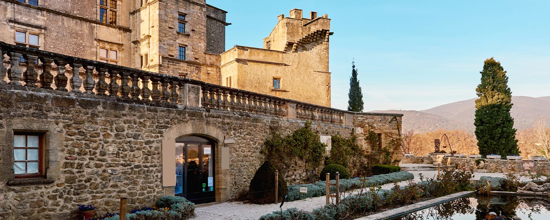 Das Château de Lourmarin, ein beeindruckendes Renaissance-Schloss am Rande des Dorfes, wurde im 15. Jahrhundert erbaut und bietet heute neben historischen Ausstellungen auch kulturelle Veranstaltungen