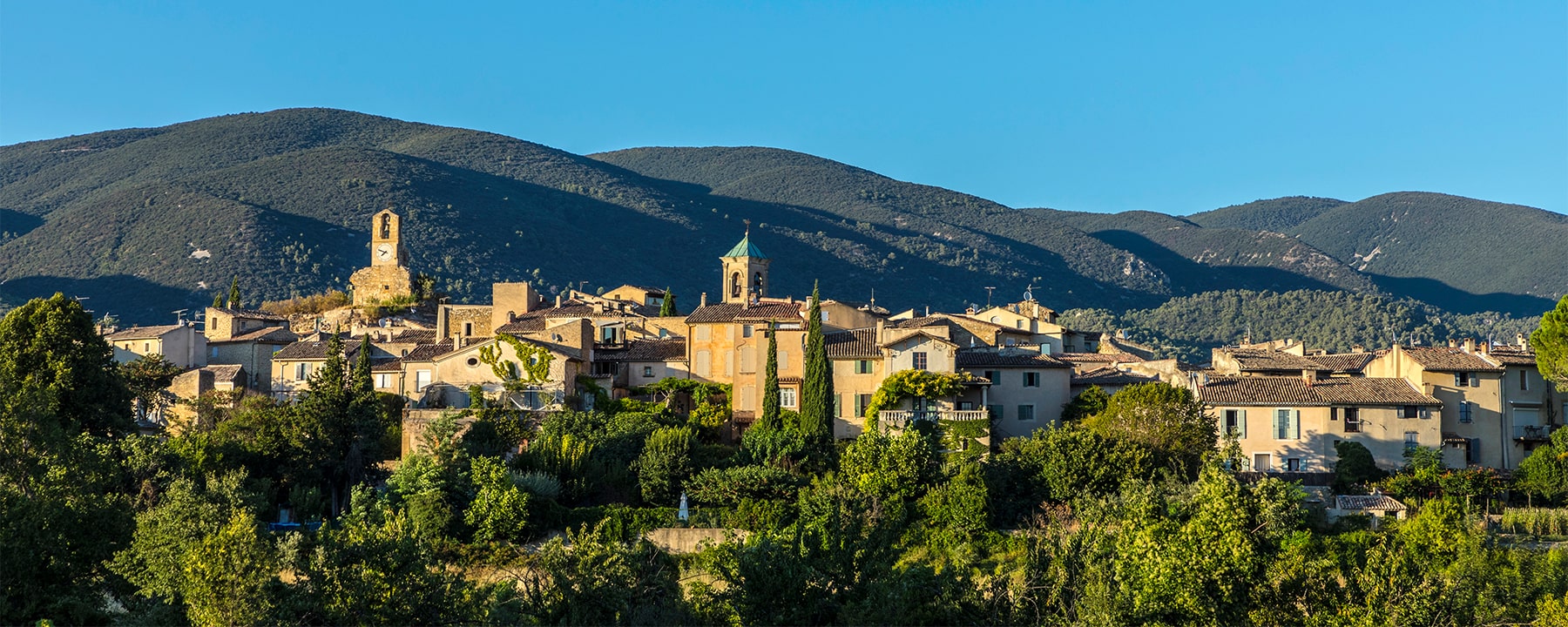 Lourmarin ist ein charmantes Dorf im Luberon-Gebirge der Provence, bekannt für seine historische Architektur, das Renaissance-Schloss und als letzte Ruhestätte des Schriftstellers Albert Camus