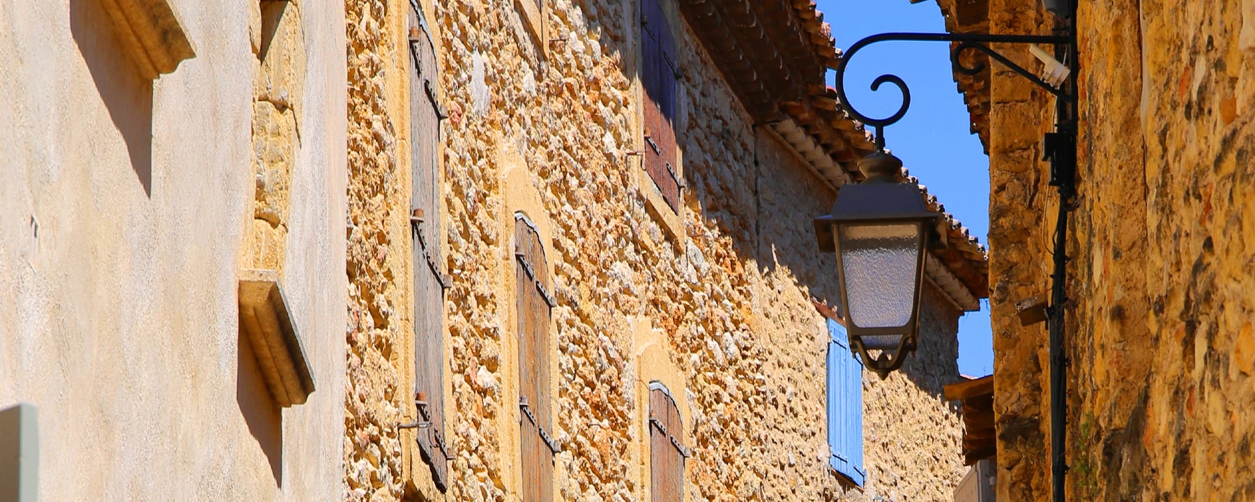 Die Altstadt von Lourmarin ist geprägt von engen, verwinkelten Gassen, historischen Steinhäusern und charmanten Plätzen, die das authentische provenzalische Flair widerspiegeln