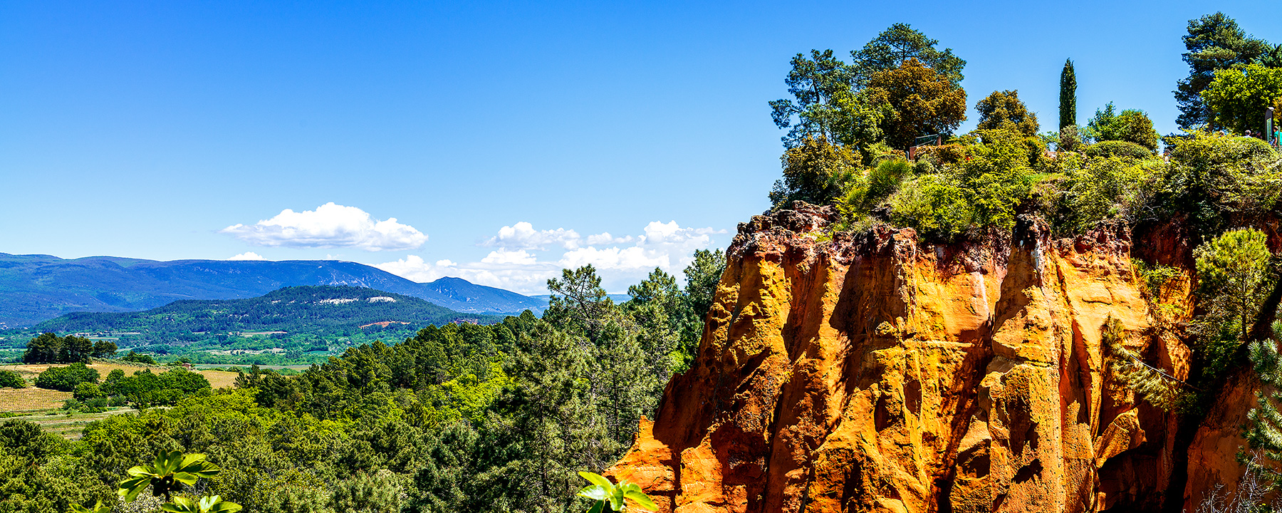 Die ockerfarbenen Felsen von Rousillion beeindrucken mit den bizarren Formen und intensiven Farben