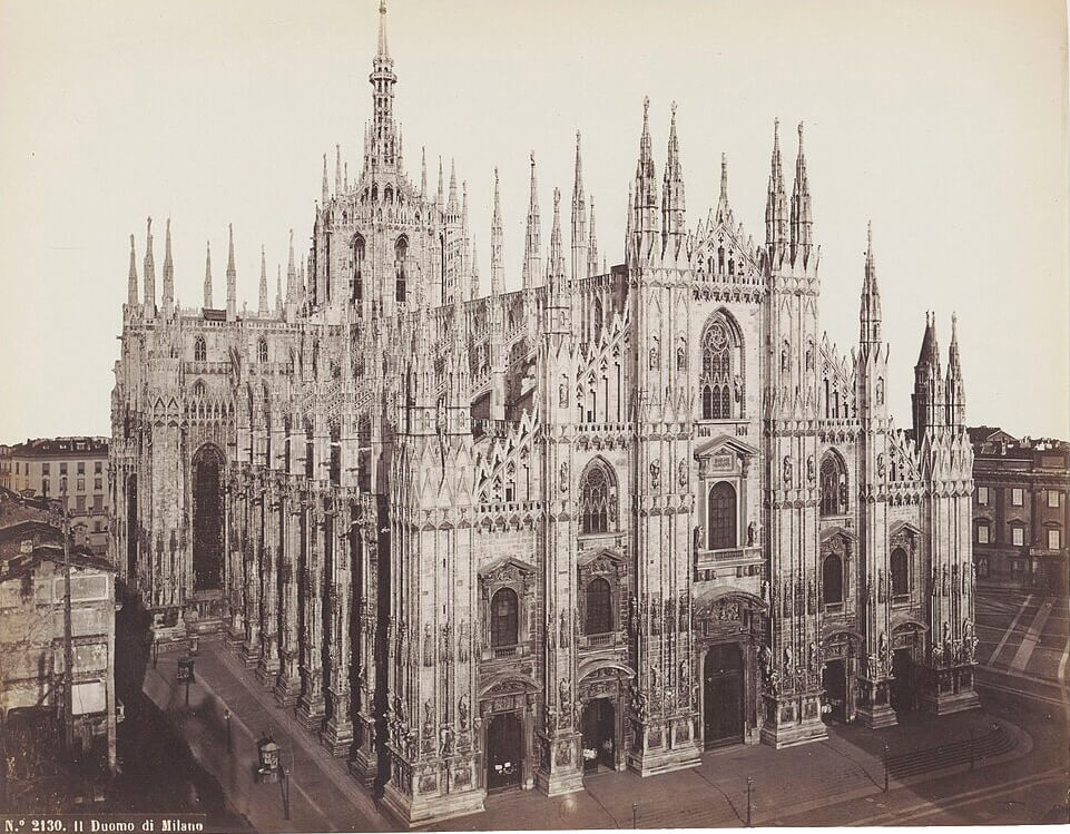 Der Mailänder Dom erhebt sich mit seinen unzähligen Marmorspitzen und kunstvollen Statuen majestätisch über die Stadt, ein beeindruckendes Symbol der Gotik