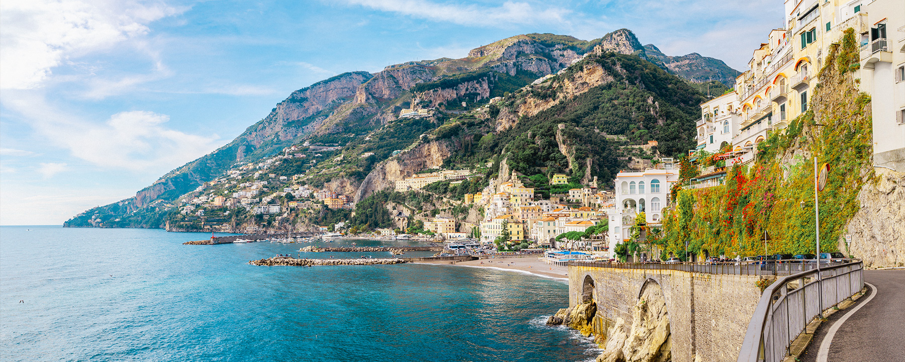 Italien besitzt 7.600 km Küste und bietet an der Amalfiküste atemberaubende Blicke auf die Klippen und das Meer