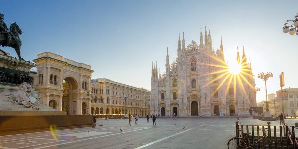 Der Mailänder Dom besticht durch seine atemberaubende Fassade mit unzähligen Statuen und Türmchen sowie der Möglichkeit, das Dach zu betreten und einen spektakulären Blick über die Stadt zu genießen