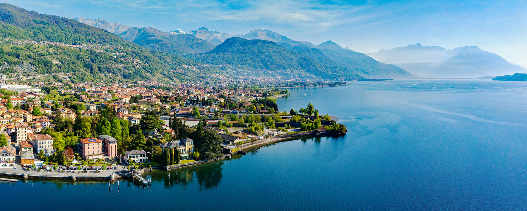 Die Seen in der Lombardei, darunter der Comer See, sind bekannt für ihre atemberaubenden Landschaften, malerischen Dörfer und vielfältigen Freizeitmöglichkeiten