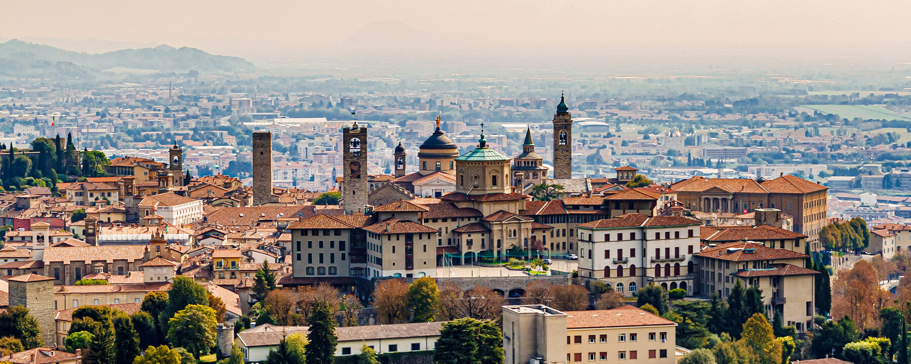 In der historischen Oberstadt von Bergamo kannst du durch mittelalterliche Straßen und Plätze schlendern, die von einer beeindruckend intakten venezianischen Stadtmauer umgeben sind