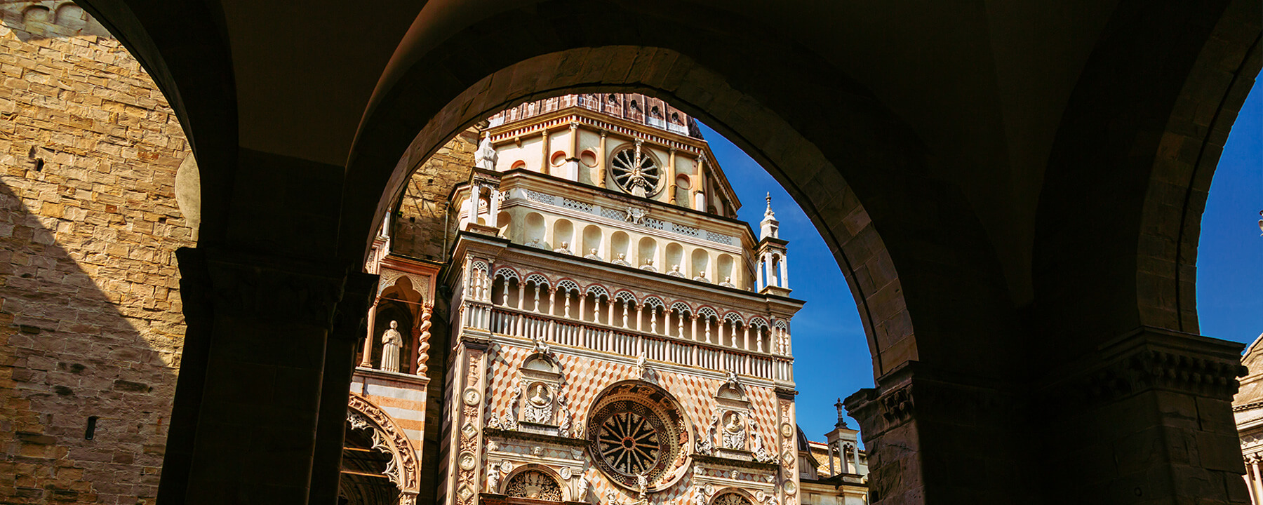 Die Basilika Santa Maria Maggiore, erbaut im 12. Jahrhundert, ist bekannt für ihre prächtige romanisch-gotische Architektur und die beeindruckenden Innenräume mit kunstvollen Fresken und barocken Verzierungen