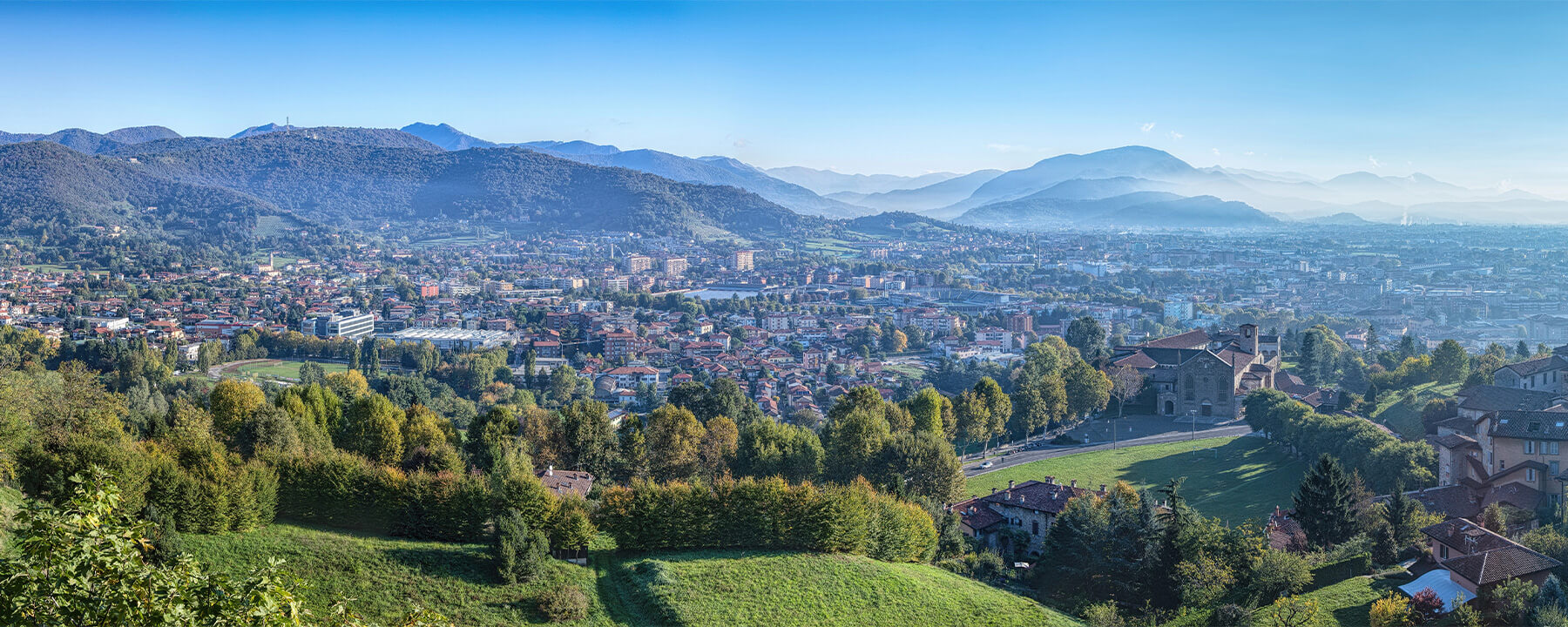 Bergamo liegt malerisch am Fuße der Alpen und ist von den grünen Hügeln der Colli di Bergamo umgeben